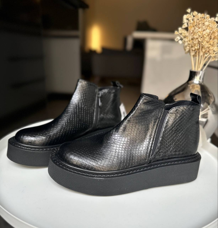  نیم بوت زنانه استرادیواریوس مدل00012-Stradivarius-Flat-Ankle-Boots