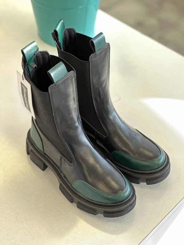 00006 - Stradivarius Flat Ankle Boots