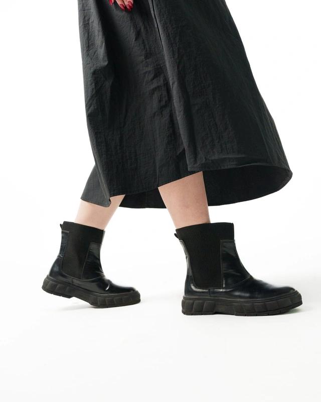 نیم بوت زنانه استرادیواریوس مدل Stradivarius Flat Ankle Boots - BTB45