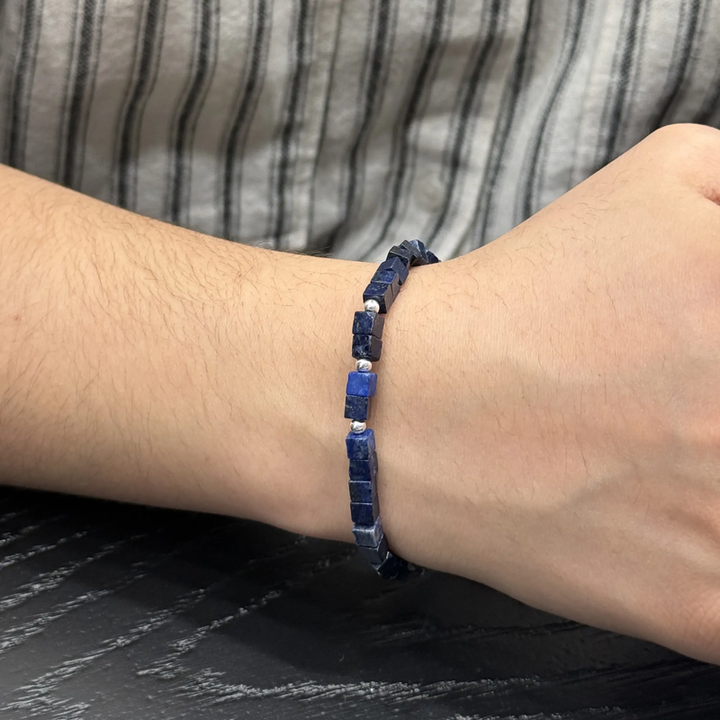 دستبند لاجورد مکعبی و گوی نقره 