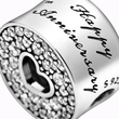 عکس  چارم مهره‌ای پاندورا مدل نقره‌ای قلب نگین‌دار سالگرد  از زاویه نزدیک