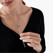 گردنبند و آویز گوی آبی برند Piaget بر روی گردن مدل