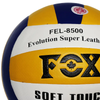 نمای نزدیک لوگوی FOX و نوشته Soft Touch روی توپ والیبال FEL-8500