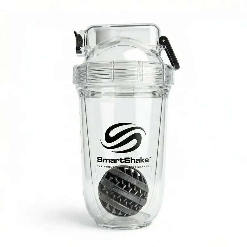 شیکر بدنسازی شفاف ۵۰۰ سی‌سی SmartShake همراه با توپ میکسر مشکی در استودیو