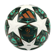 نمای لوگوی رسمی UEFA CHAMPIONS LEAGUE و لوگوی سه خط آدیداس روی توپ چرمی چمن
