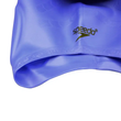 جزئیات لوگو مشکی Speedo و لبه ضد لغزش طرح‌دار اسلیمی روی کلاه شنا سیلیکونی آبی