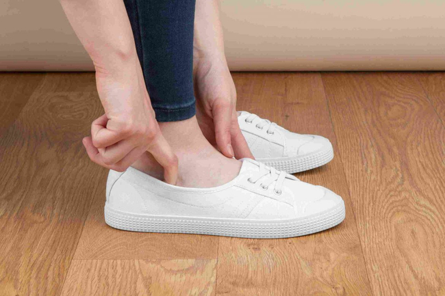 چگونه کفش تنگ را گشاد کنیم؟