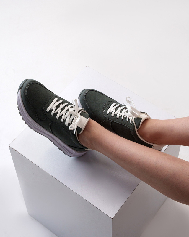 کفش اسپرت زنانه مدل Stradivarius Sneakers - SKB2203
