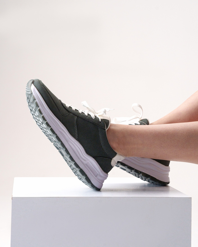 کفش اسپرت زنانه مدل Stradivarius Sneakers - SKB2203
