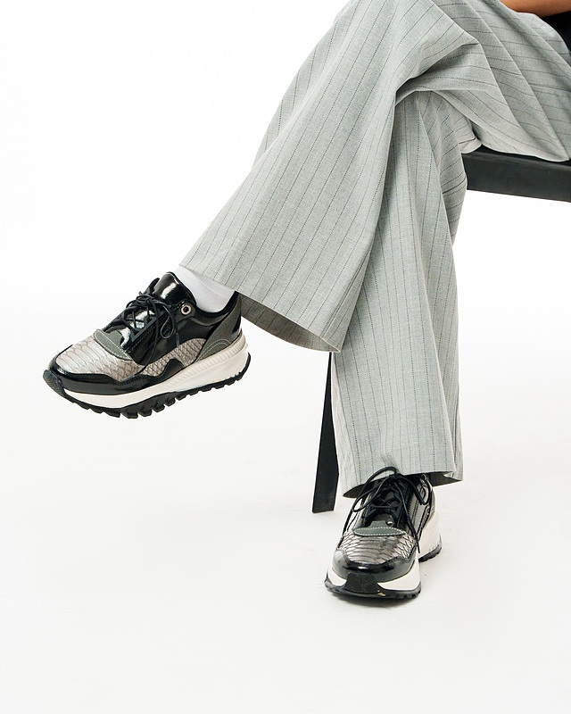کفش اسپرت زنانه مدل Stradivarius Sneakers - SKG76