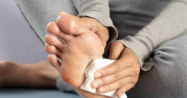 چرا کف پا در کفش عرق میکند؟