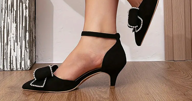 Elegant shoes with thin straps