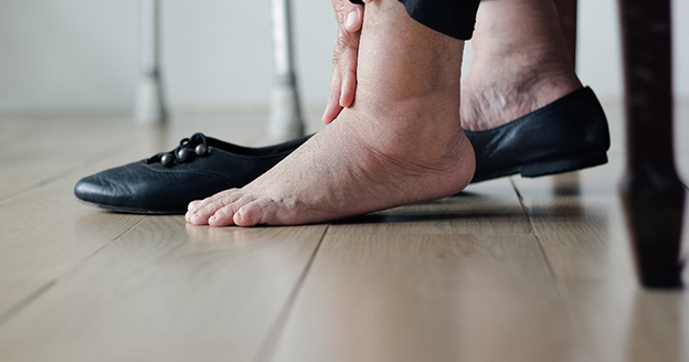 How can I tell if I have wide, fat feet