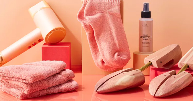 Using a stretching device to stretch leather shoes