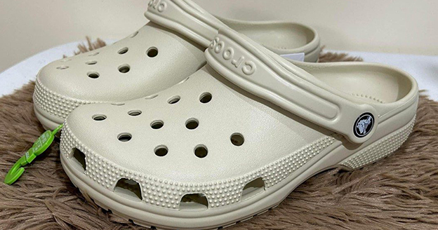 Closed-toe-pool-slippers