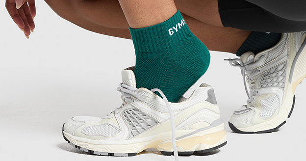 Choosing-socks-for-white-sneakers