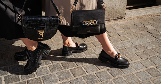 Choose-a-bag-and-shoes-in-the-same-color.