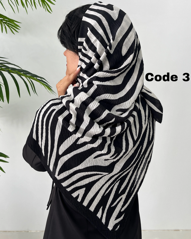 روسری پلیسه مشکی طرحدار وارداتی 4425
