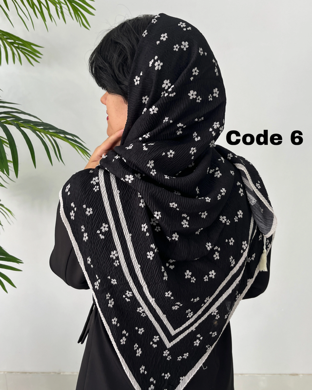 روسری پلیسه مشکی طرحدار وارداتی 4425